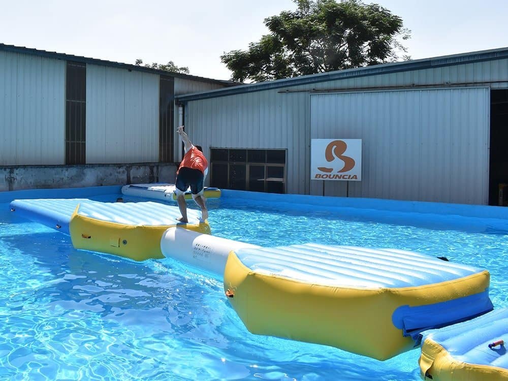 Défi d'obstacle aquatique pour parcs aquatiques gonflables — Balance Beam 01