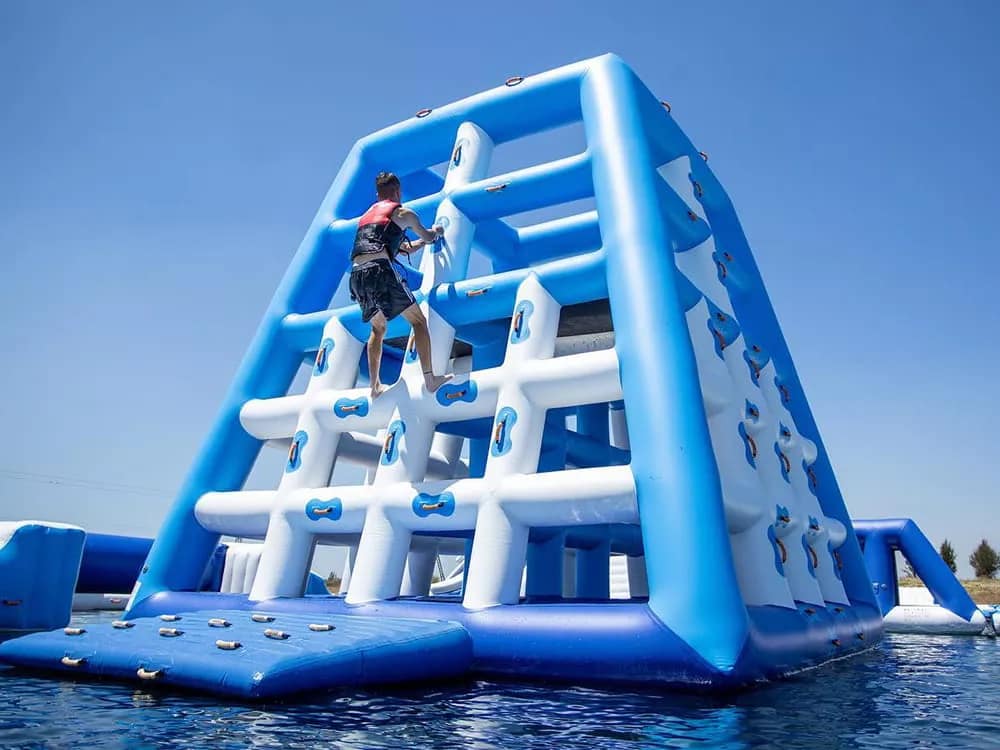 Tour d'escalade pyramidale – Grid Climb Tower