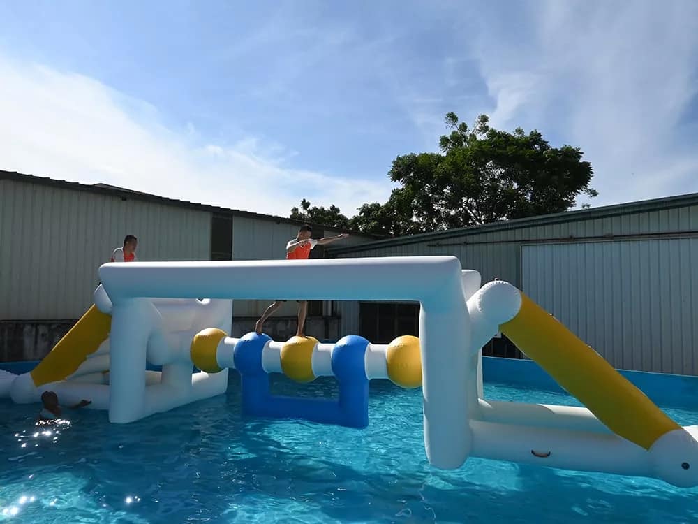 Obstacle aquatique flottant pour défis d'équilibre – High Log Walk