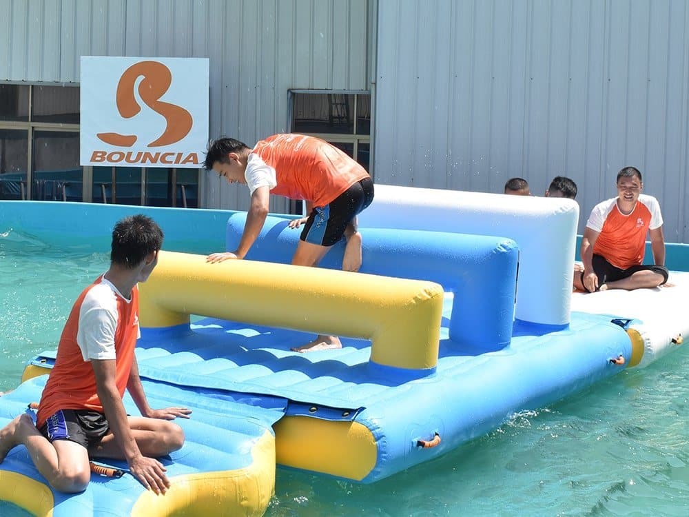 Parcours d'obstacles sur l'eau Bouncia pour parcs aquatiques – Hurdle 01