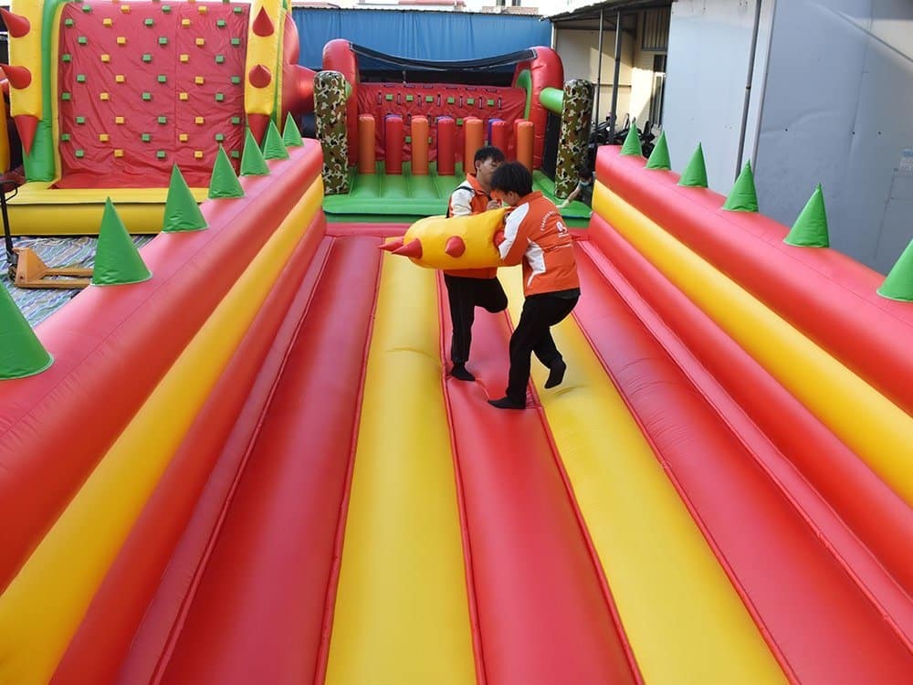 Course sur parcours d'obstacles gonflable Bouncia - Obstacle-5