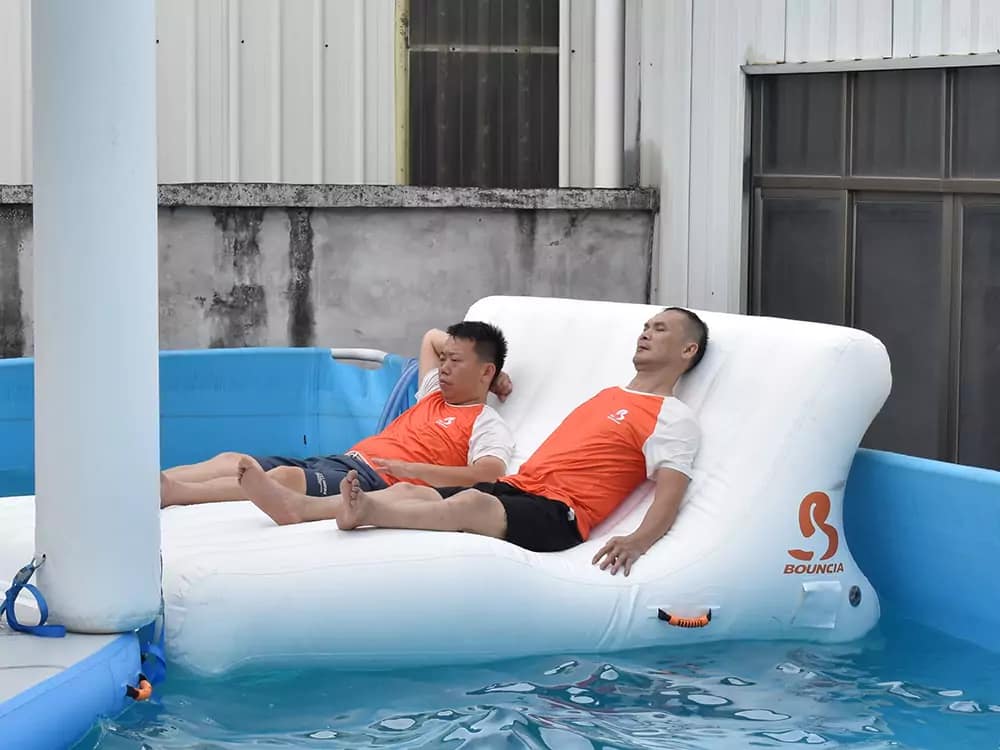 Canapé flottant pour piscine de yacht ou cabanas – un confort ultime en mer