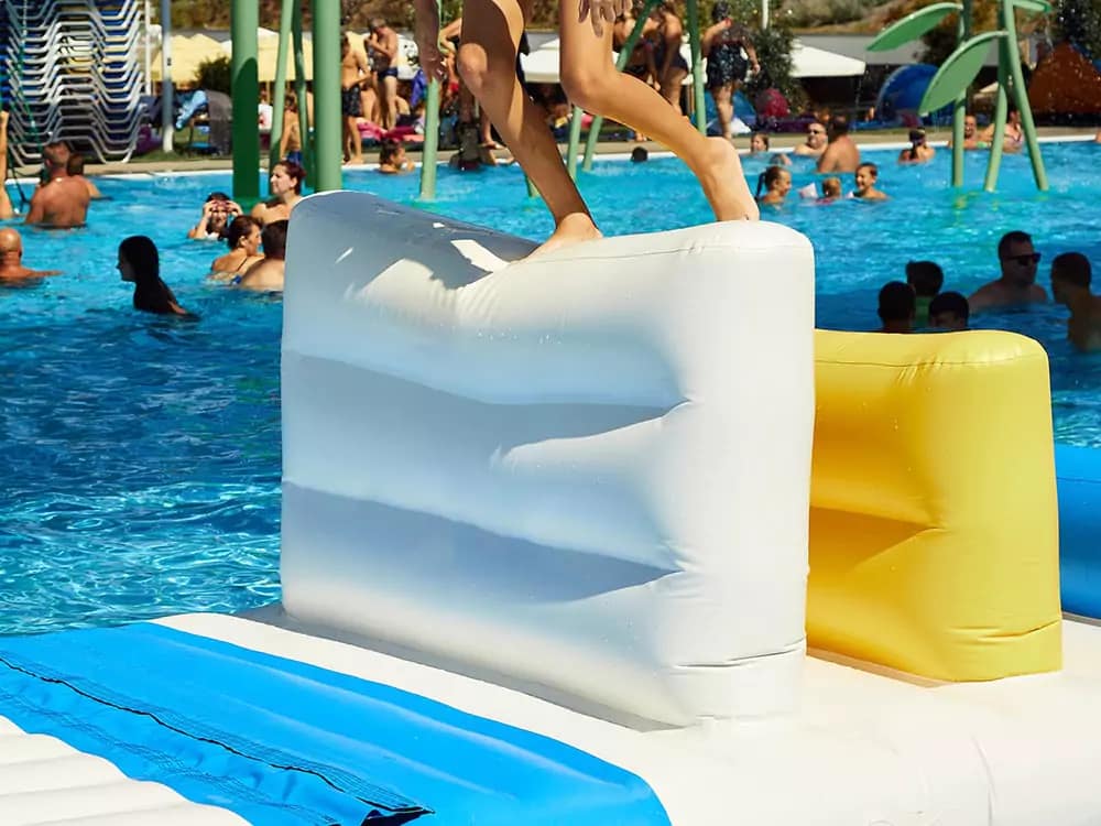 Parcours d'obstacles gonflable pour structures en eau libre — SolidWall Hurdle 01